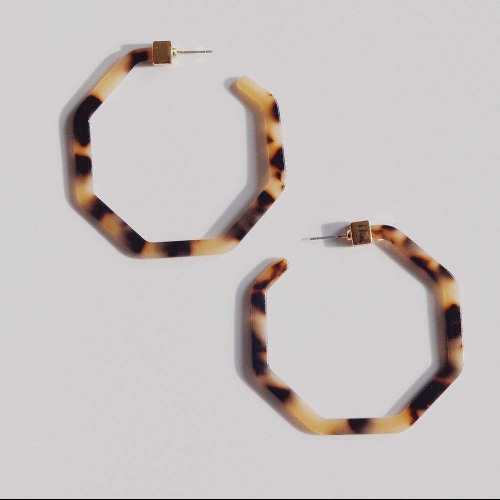 Large Devri Resin Blonde Tortoise Hoop Earrings - Picture 2 of 6